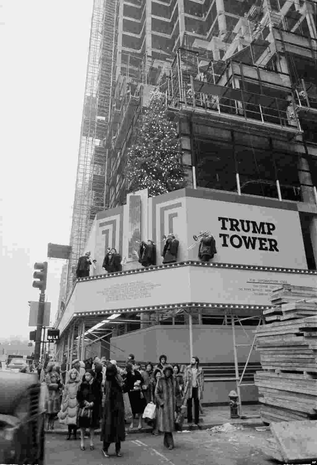 អគារ Trump Tower ដែលមិនទាន់បានសាងសង់រួចរាល់ កាលពីថ្ងៃទី២៣ ខែធ្នូ ឆ្នាំ១៩៨១។ 