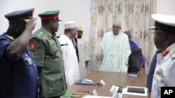 Le président Muhammadu Buhari préside une réunion avec le haut-commandement de l'armée à Abuja, Nigeria, 2 juin 2015. 