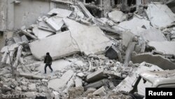 Un garçon marche dans des ruines, dans la ville de Misraba, le 4 janvier 2018.