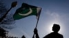 د ضلع خضدار د پوليسو یو افسر ويل چې وسله والو په ازادۍ چوک کې د پاکستان بیرغ پلورنځي باندې لاسي بم وغورځولو او په چاودنه کې یو کس ووژل شو پېنځه تنه ټپيان شول