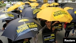 Para aktivis Filipina menggelar aksi solidaritas mereka di depan consular China di wilayah Makati, Manila (2/10), untuk mendukung gerakan pro-demokrasi di Hong Kong.