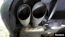 Sistem pembuangan mobil Volkswagen Passat TDI (foto: dok). Badan Pengawasan Angkutan Federal Jerman sedang menguji emisi kendaraan produksi 23 pabrik asing dan dalam negeri. 