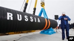 Jaringan pipa gas Nord Stream 2 akan mengalir dari Rusia di bawah Laut Baltik ke titik akhir di Griefswald, Jerman.