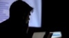 Seorang pria ikut serta dalam kontes peretasan selama konvensi peretas Def Con di Las Vegas, Nevada, AS pada 29 Juli 2017. (Foto: REUTERS/Steve Marcus)