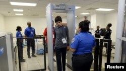 Pemeriksaan penumpang American Airlines dengan detektor logam di bandara Los Angeles, California.