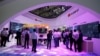 Para pengunjung tampak di stan Huawei dalam sebuah pameran di Tianjin, China, 16 Mei 2019. 