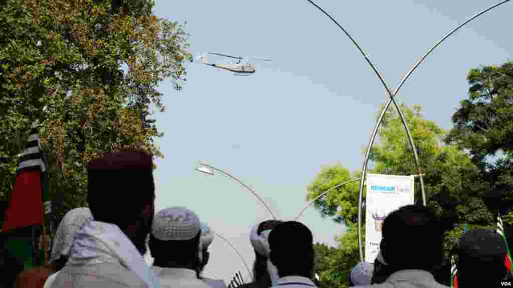  مظاہرے کے دوران فضائی نگرانی پر معمور ایک ہیلی کاپٹر