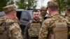 Presiden Ukraina Volodymyr Zelenskiy mengunjungi tempat pertempuran saat invasi Rusia ke Ukraina, di wilayah Kharkiv, Ukraina pada 29 Mei 2022. (Foto: via Reuters)