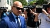 Ajudan pribadi mantan Presiden Donald Trump, Walt Nauta, ketika meninggalkan pengadilan federal James Lawrence King di Miami, Florida, Kamis 6 Juli 2023.