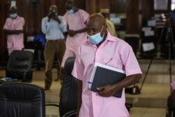 Paul Rusesabagina, yang kisahnya menginspirasi film "Hotel Rwanda", mengenakan seragam penjara berwarna merah muda saat menghadiri sidang jaminan di pengadilan di Ibu Kota Kigali, Rwanda, Jumat, 25 September 2020. (Foto: AP)
