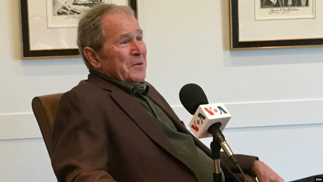 El expresidente George W. Bush fue entrevistado por el periodista de la VOA Kane Farabaugh, en la Biblioteca Presidencial Bush en Dallas, Texas.
is interviewed by VOA's Kane Farabaugh at the Bush Presidential Museum in Dallas, Texas.