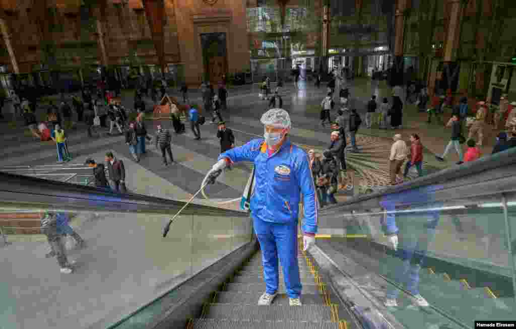 Workers sanitize escalators at Cairo's main train station on March 24, 2020. (VOA/H. Elrasam)