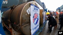 Представители участвующих компаний подписывают контейнеры с ураном, в рамках программы «Мегатонны в мегаватты». Санкт-Петербург, Россия, 14 ноября 2013.