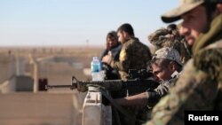 Anggota Pasukan Demokratik Suriah di desa Tal Samin, utara dari Raqqa, Suriah (19/11). (Reuters/Rodi Said)