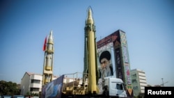 Misil-misil dan potret Pemimpin Tertinggi Iran Ayatollah Ali Khamenei di Lapangan Baharestan, Teheran, Iran, 27 September 2017.
