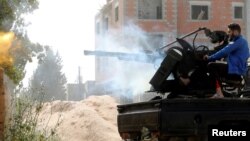Seorang tentara pemerintah Libya terlibat bentrokan dengan pasukan yang setia kepada Jenderal Khalifa Haftar di Ain Zara, Tripoli, 25 April 2019.