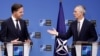 Sekretaris Jenderal NATO Jens Stoltenberg (kanan) dan Perdana Menteri Belanda Mark Rutte saat menggelar konferensi pers di Brussels, Belgia, 17 April 2024. (Foto: Kenzo Tribouillard/AFP)