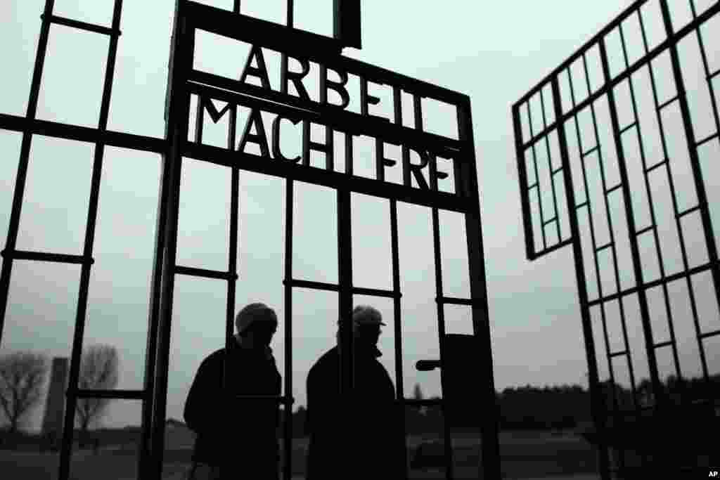 Gerbang kamp maut Nazi bertuliskan 'Arbeit macht frei' (pekerjaan akan membebaskanmu) sehari sebelum Hari Peringatan Holocaust International di Oranienburg, sekitar 30 kilometer dari utara Berlin (26/1). (AP/Markus Schreiber)