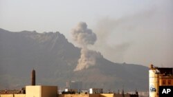 Asap mengepul setelah serangan udara Saudi di Sana'a, Yaman (17/6). 