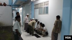 Pendataan pengungsi Syiah Sampang setibanya di Rumah Susun Jemundo, Sidoarjo, tempat mereka direlokasi secara paksa. (VOA/Petrus Riski)