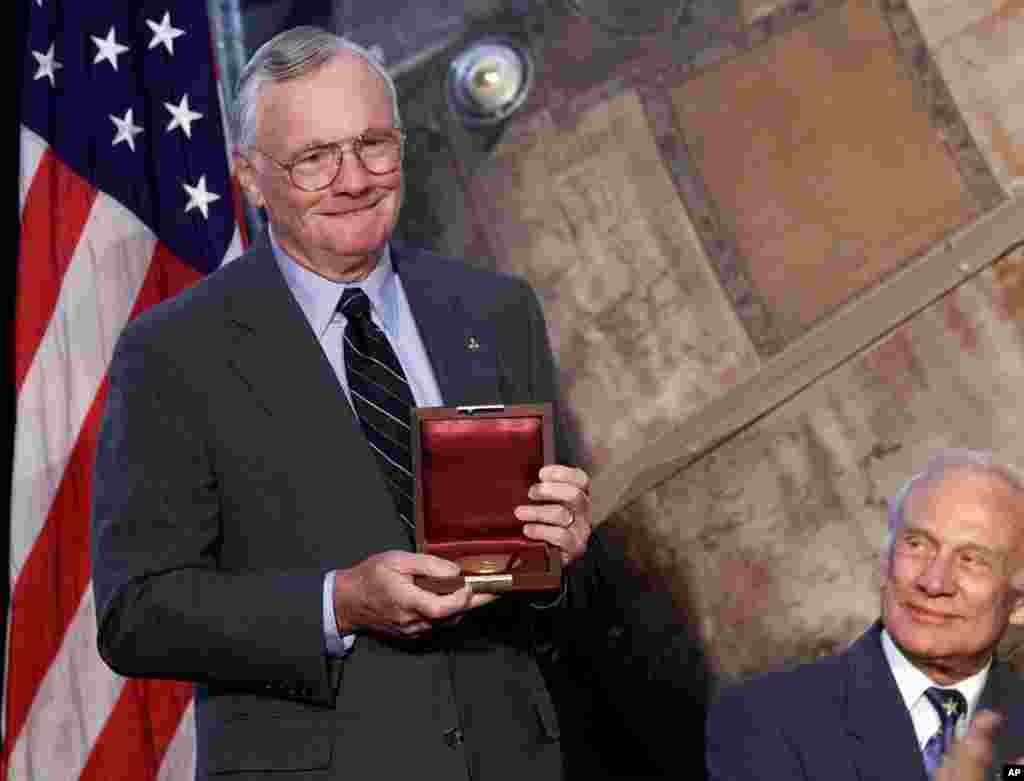 Neil Armstrong, memegang medali emas "Langley" yang diserahkan oleh Wapres AS Al Gore pada upacara penghormatan di Museum Smithsonian Air And Space di Washington, 20 Juli 1999, tepat 30 tahun setelah tanggal pendaratan Apollo 11 di Bulan.