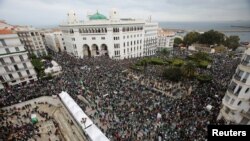 Les manifestants retournent dans les rues pour reclamer des changements démocratiques en Algérie.