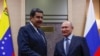 Le président russe Vladimir Poutine serre la main de son homologue vénézuélien Nicolas Maduro lors d'une réunion à la résidence principale de Novo-Ogaryovo aux abords de Moscou, le 5 décembre 2018.