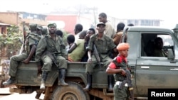Des soldats congolais descendent d'un pick-up après avoir dispersé des civils manifestant contre le gouvernement local dans la ville de Butembo, Nord-Kivu, DRC, le 24 août 2016.