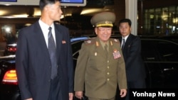 지난 4일 북한의 황병서 국방위 부위원장이 인천 아시안게임 폐막식에 참석한 뒤 인천국제공항을 통해 북한으로 돌아가고 있다. 지난 7일 서해 북방한계선 인근에서 남북 함정 사이에 총격이 오간 뒤, 북한은 황병서 국방위 부위원장 명의의 전화통지문을 한국 김관진 국가안보실장 앞으로 보냈다.