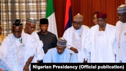 Buhari a lokacin da yake sa hannu.