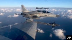 Jet tempur FA-50PH Angkatan Udara Filipina, bergabung dengan patroli maritim Filipina dan Amerika Serikat di Batanes dan wilayah di Laut Filipina Barat pada Selasa, 21 November 2023. (Foto: via AP)
