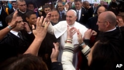 People greet the Pope as he visits the Varginha slum in Rio de Janeiro, Brazil, July 25, 2013.