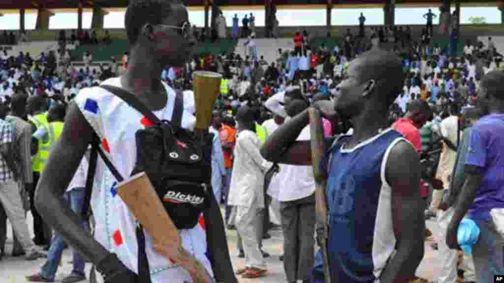 Un groupe d’auto-défense réuni avec des chasseurs locaus, armés de fusils, se rassemblent devant le palais de l'émir à Maiduguri, au Nigeria, le jeudi 4 septembre 2014. (AP Photo / Jossy Ola)