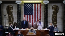 Makamu Rais Mike Pence (kushoto) na Spika wa Baraza la Wawakilishi Nancy Pelosi wakijiandaa kutoa tamko la kurasmisha ushindi wa Biden katika kikao cha pamoja cha Bunge Alhamisi alfajiri Januari 7, 2021.J. Scott Applewhite/Pool via REUTERS