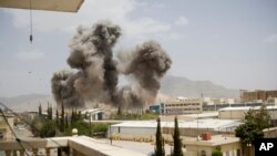 Asap membumbung akibat serangan udara yang dipimpin oleh Arab Saudi di Sanaa, Yaman.
