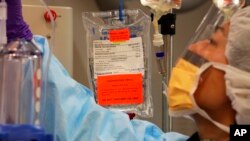 ARSIP - Obat kemoterapi tengah dipersiapkan untuk William Darker dari Imperial Beach, California saat ia menjalani pengobatan kanker yang unik dengan menggunakan dosis kemoterapi ultra tinggi yang diisolasi ke liver, di National Institutes of Health in Bethesda, Md., 24 Maret 200