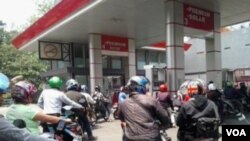 Para pengguna sepeda motor mengantri di sebuah SPBU di kota Bandung untuk membeli BBM jenis premium (foto: dok) 