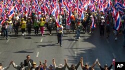 Demonstran anti-pemerintah berunjuk rasa di Bangkok (15/1).