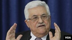 Presiden Palestina Mahmoud Abbas berbicara dalam konferensi pers mengenai perundingan damai dengan Israel.di Ramallah, Kamis (28/4).