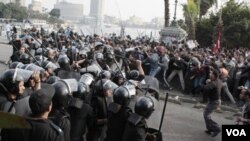 Para demonstran anti pemerintah bentrok dengan para polisi dalam unjuk rasa di Kairo, 25 Januari 2011.