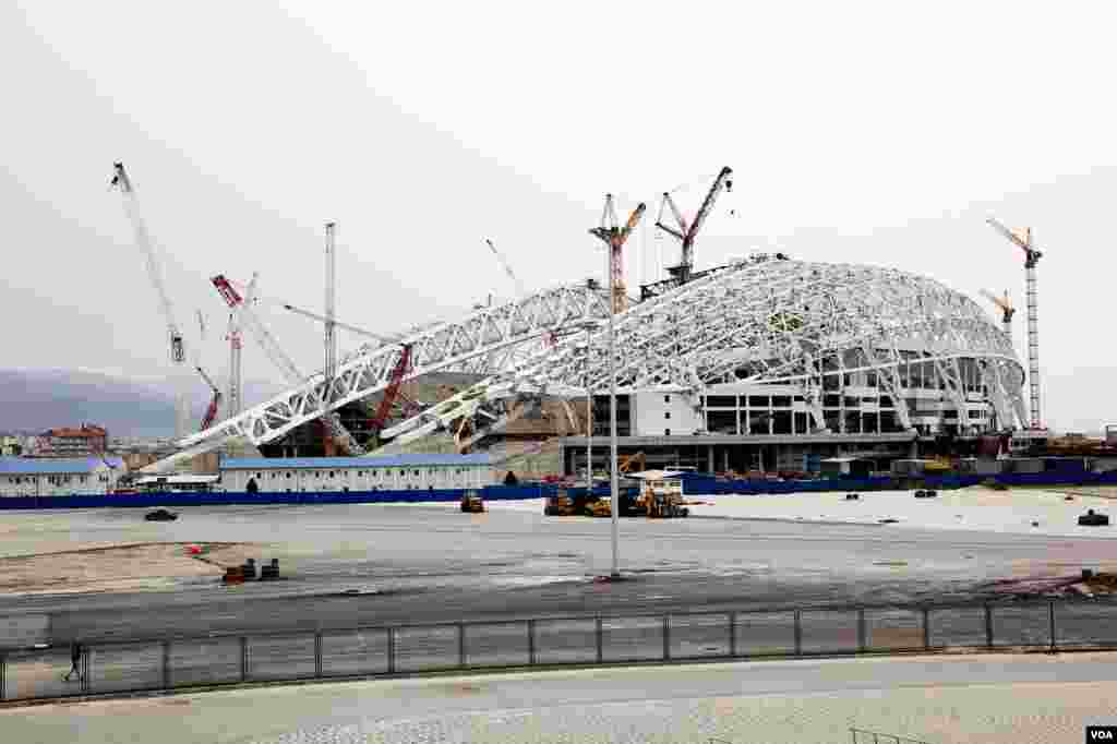 Construction continues on the 40,000 seat stadium that will be used for the opening and closing ceremonies of the Sochi Olympics, March 15, 2013. (V. Undritz/VOA)