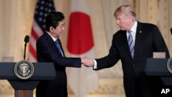 Perdana Menteri Jepang Shinzo Abe, kiri, dan Presiden Donald Trump berjabat tangan dalam konferensi pers bersama di klub pribadi Trump's Mar-a-Lago club, 18 April 2018, di Palm Beach, Florida.