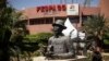 Une statue de Paulin Soumanou Vieyra, considéré comme l'un des pères fondateurs du cinéma africain, au siège du Fespaco à Ouagadougou, au Burkina Faso, le vendredi 24 février 2023.