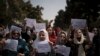 Para perempuan Afghanistan melakukan unjuk rasa menuntut perlindungan terhadap hak-hak perempuan dalam aksi di Kabul (foto: dok). 