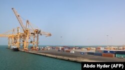Le port de Hodeida sur la mer Rouge tenu par les rebelles yéménites