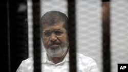 Le président islamiste évincé Mohamed Morsi, au cours d'une audience du tribunal pour incitation à l'assassinat de ses adversaires, au Caire, en Egypte, le 3 novembre 2014.(AP Photo/Mohammed al-Law) 