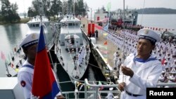 柬埔寨海军士兵在西哈努克省云朗海军基地举行的移交仪式上在一艘中国海军巡逻舰上升起柬埔寨国旗。（2007年11月7日）