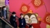 Para pengunjung mengenakan masker di bandara internasional Hong Kong, 21 Januari 2020. 