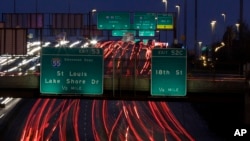 Para pengendara mobil melakukan perjalanan ke selatan melalui Interstate 90 dan 94 menuju Indiana mendekati persimpangan dengan Interstate 55 menuju St. Louis saat liburan dimulai di AS, 21 Desember 2017 di Chicago, Illinois. (Foto: dok).