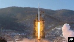 지난해 12월 북한 동창리의 은하3호 로켓 발사 장면. (자료사진)